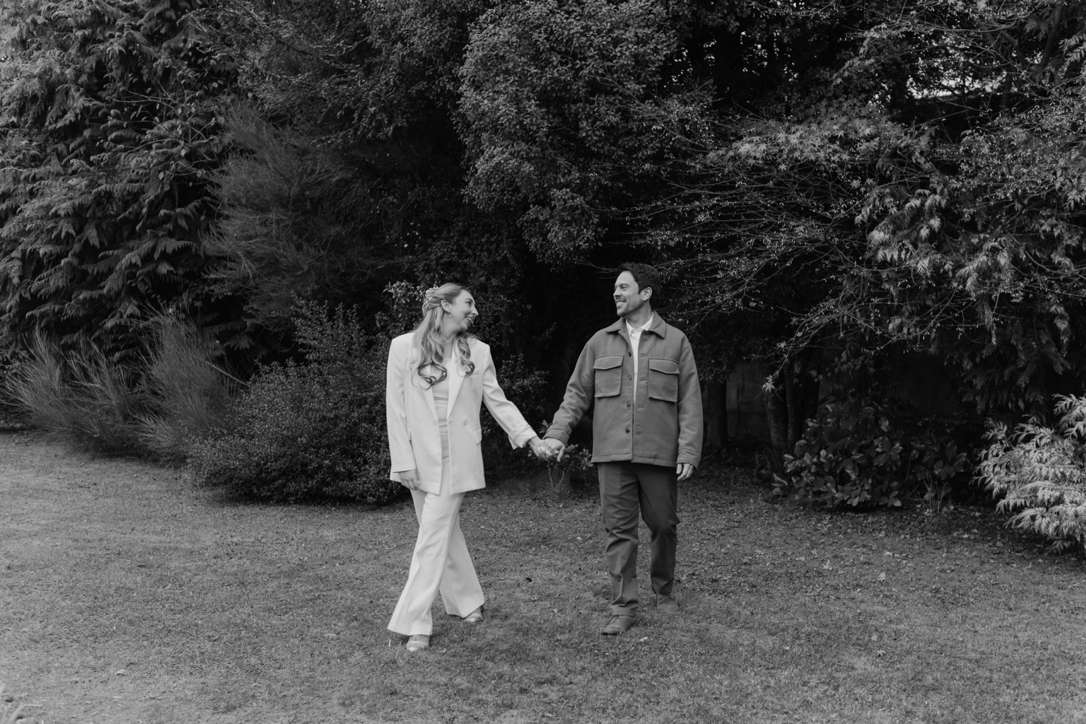 Francisca y Cristián caminando de la mano